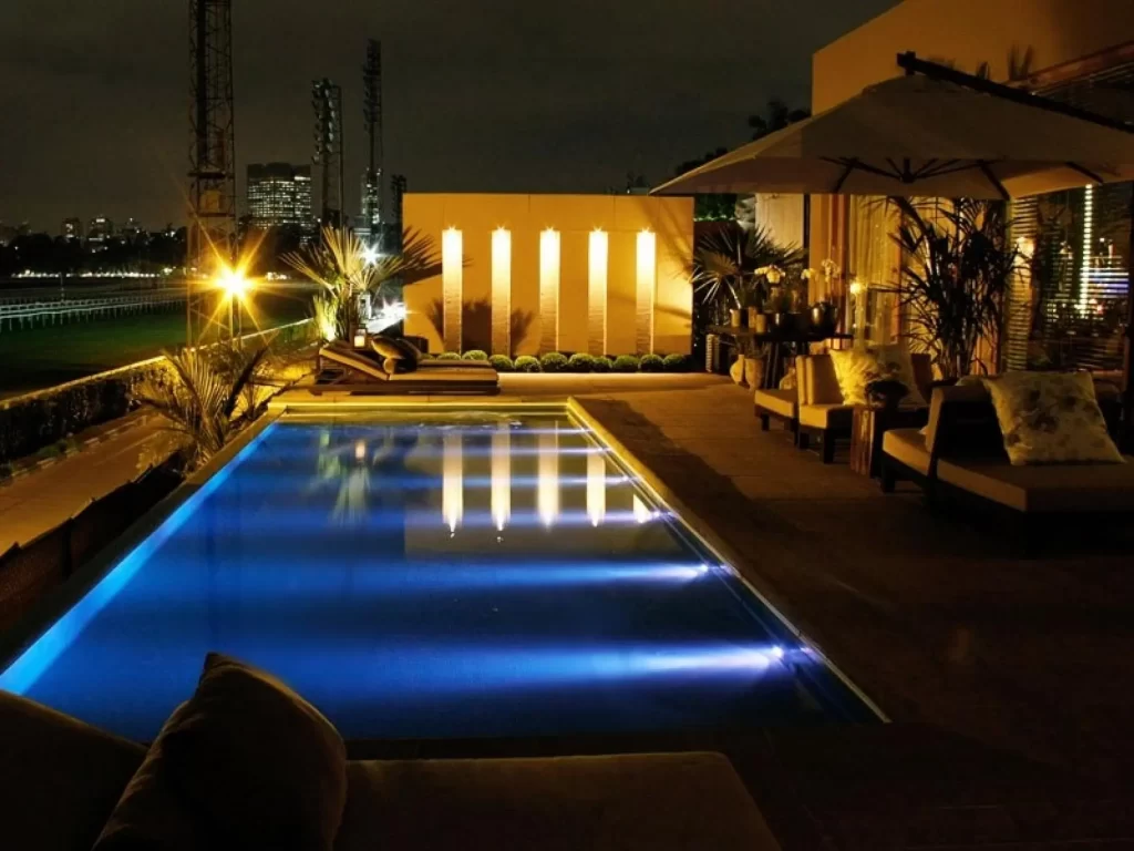 casa com piscina com iluminação LED