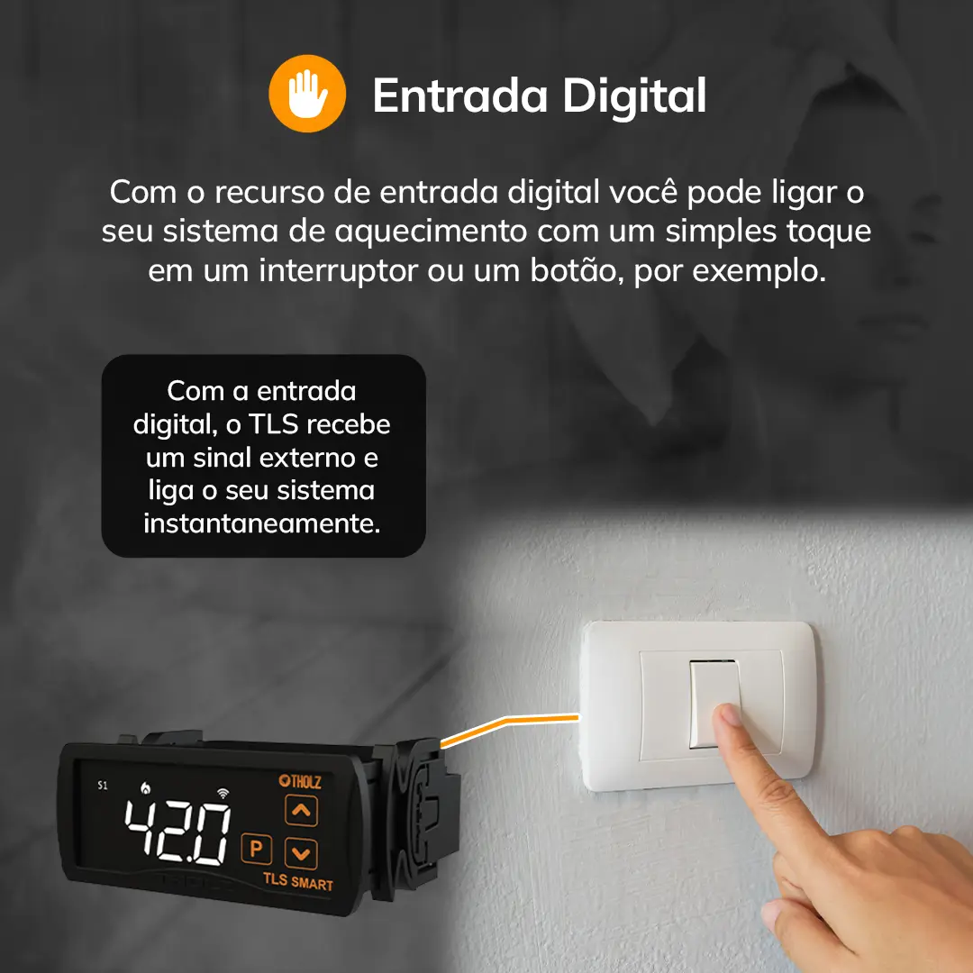 Pessoa ligando o sistema TLS Smart da Tholz através de um interruptor de parede, com destaque para o recurso de entrada digital.