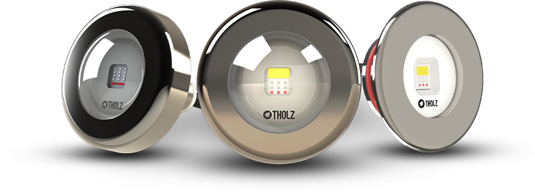 Uma piscina iluminada ao anoitecer, com refletores de LED espalhando luzes vibrantes em tons de azul e branco.