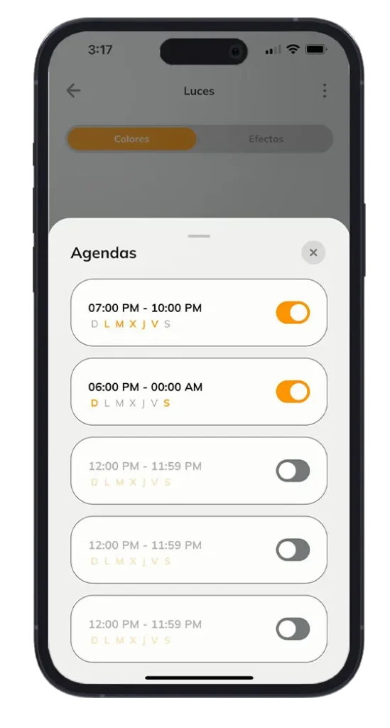 Pantalla de la app Tholz Casa Inteligente mostrando la programación de horarios automáticos para el control de luces.