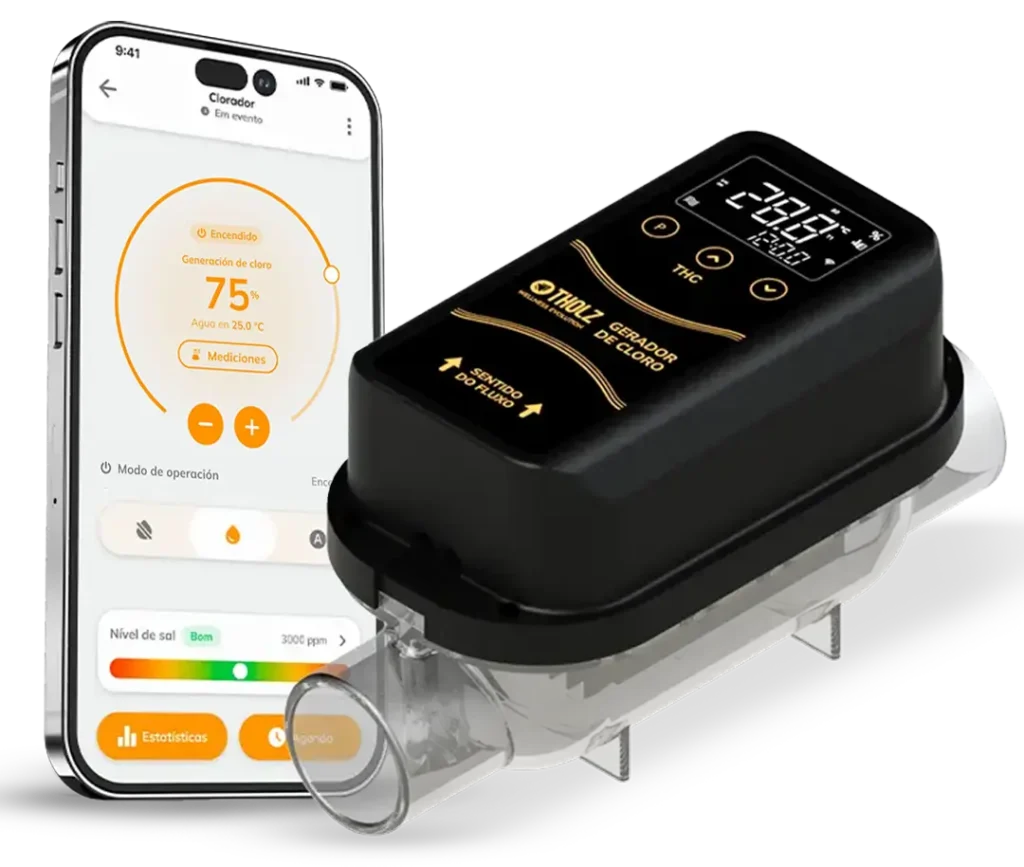 Generador de cloro Tholz junto con un smartphone mostrando la interfaz de control de producción de cloro de la aplicación Tholz Casa Inteligente.