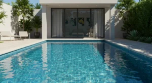 Piscina moderna com água cristalina azul turquesa, deck claro e casa contemporânea ao fundo em ambiente ensolarado