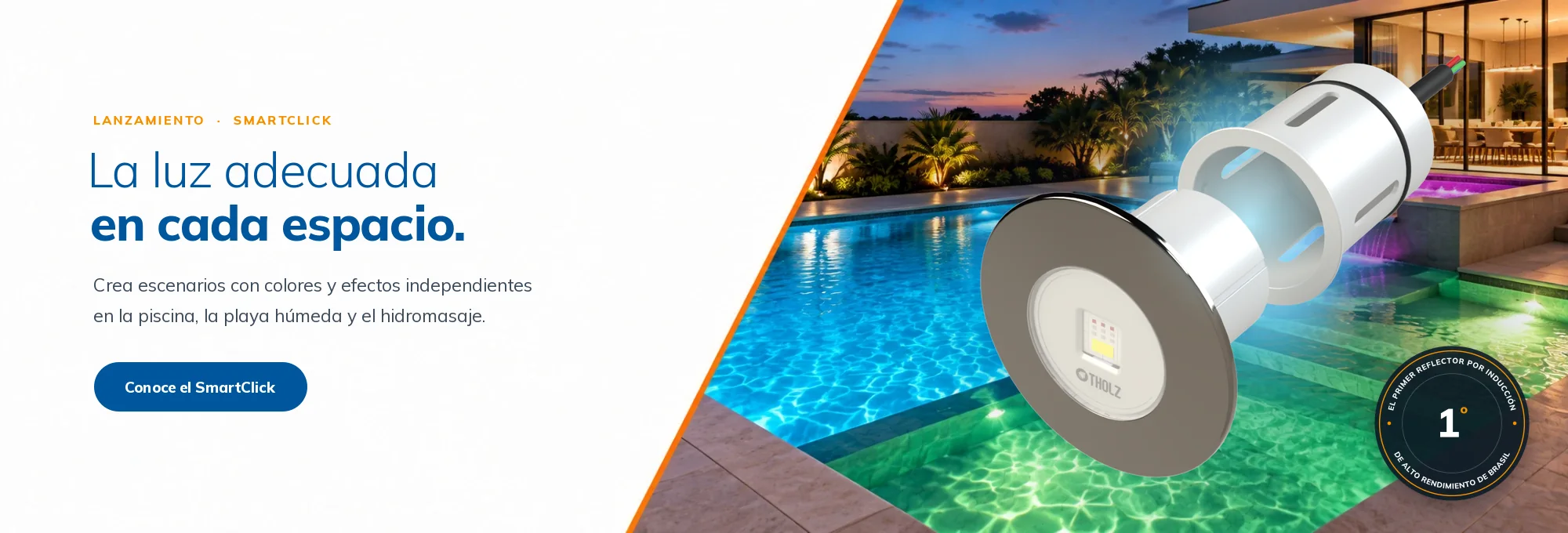 Reflector SmartClick, el primer reflector por inducción de alto rendimiento de Brasil, sobre una piscina iluminada de noche