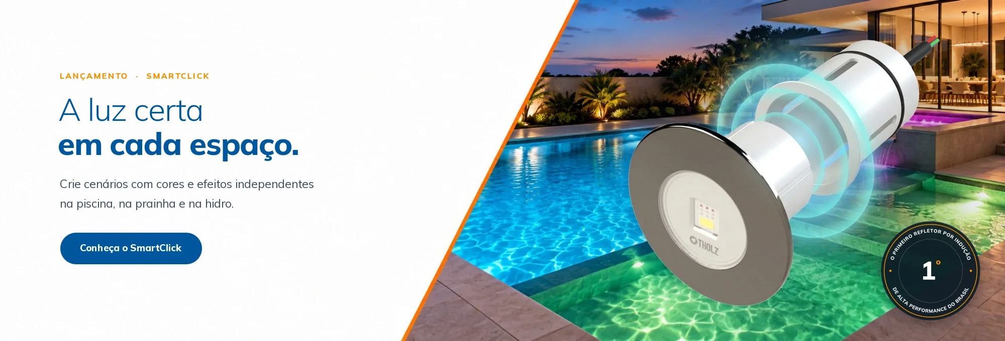 Refletor Tholz SmartClick em vista explodida com ondas de energia representando a transmissão por indução, em piscina iluminada ao entardecer.