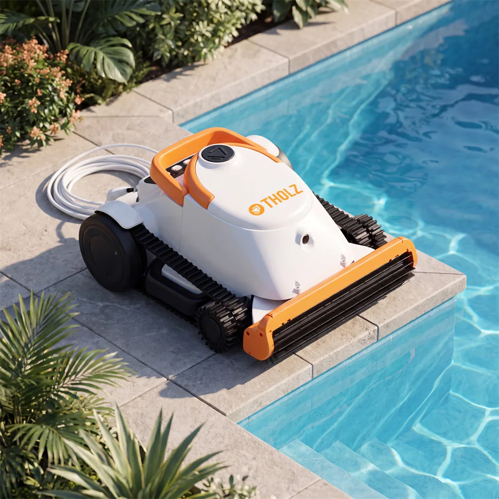 Robô limpador de piscina SmartClean Pro da Tholz na borda de uma piscina cercada por jardim.